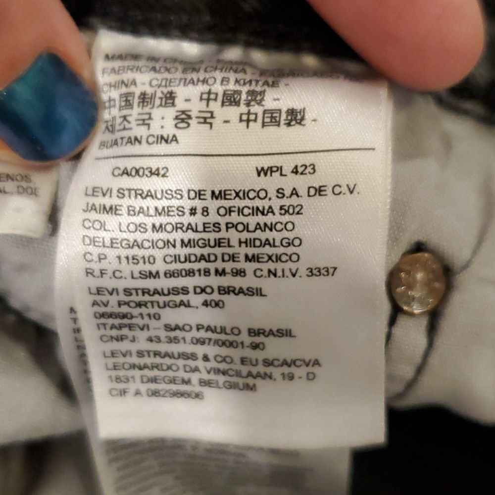 Distressed grayish black Levi's 501 jean shorts - Picture 7 of 10
